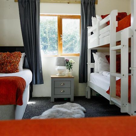 Villa The West Barn Near Bath, Sleeps 24 And 2 Hot Tubs à Bristol Extérieur photo