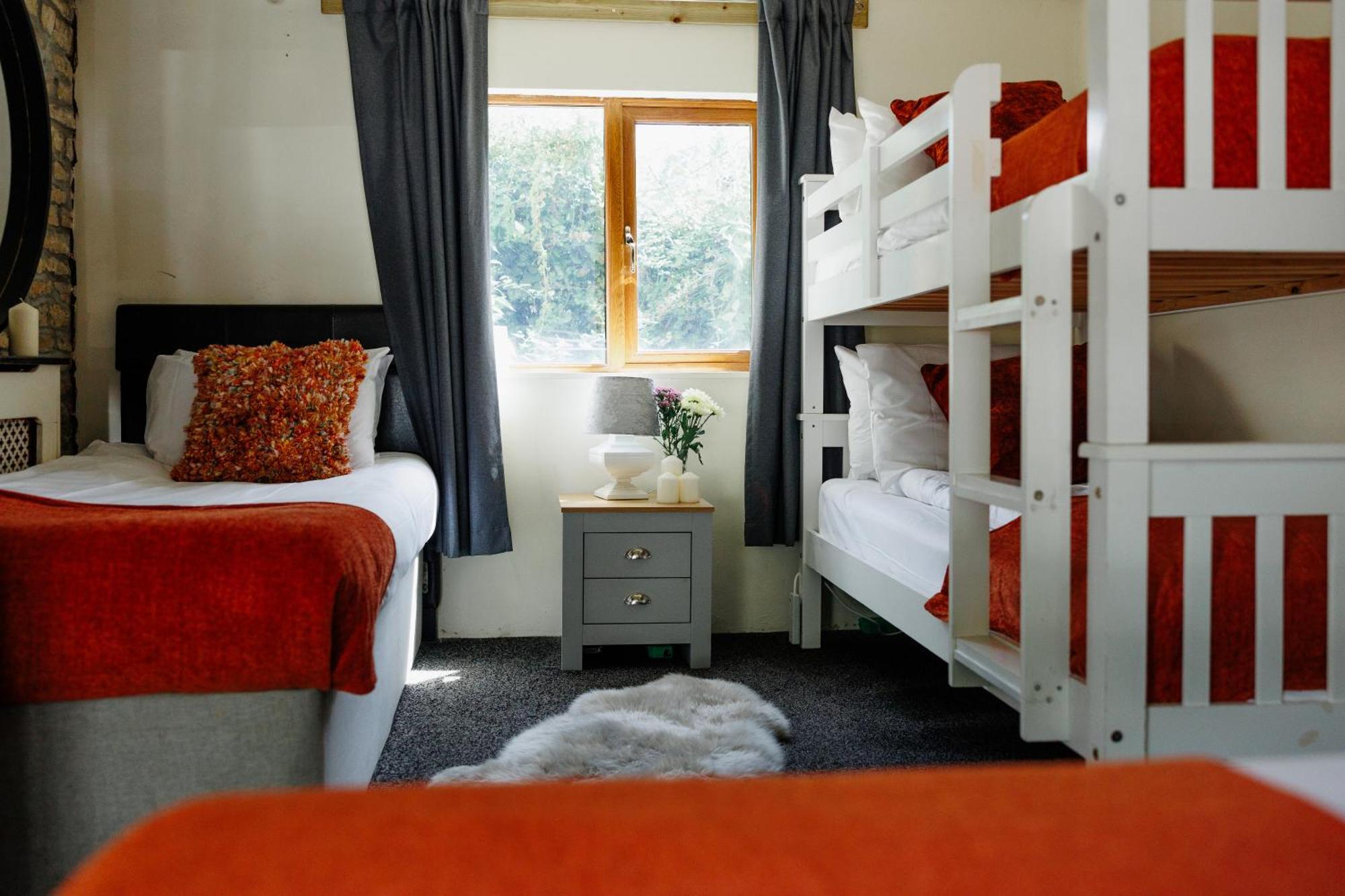 Villa The West Barn Near Bath, Sleeps 24 And 2 Hot Tubs à Bristol Extérieur photo