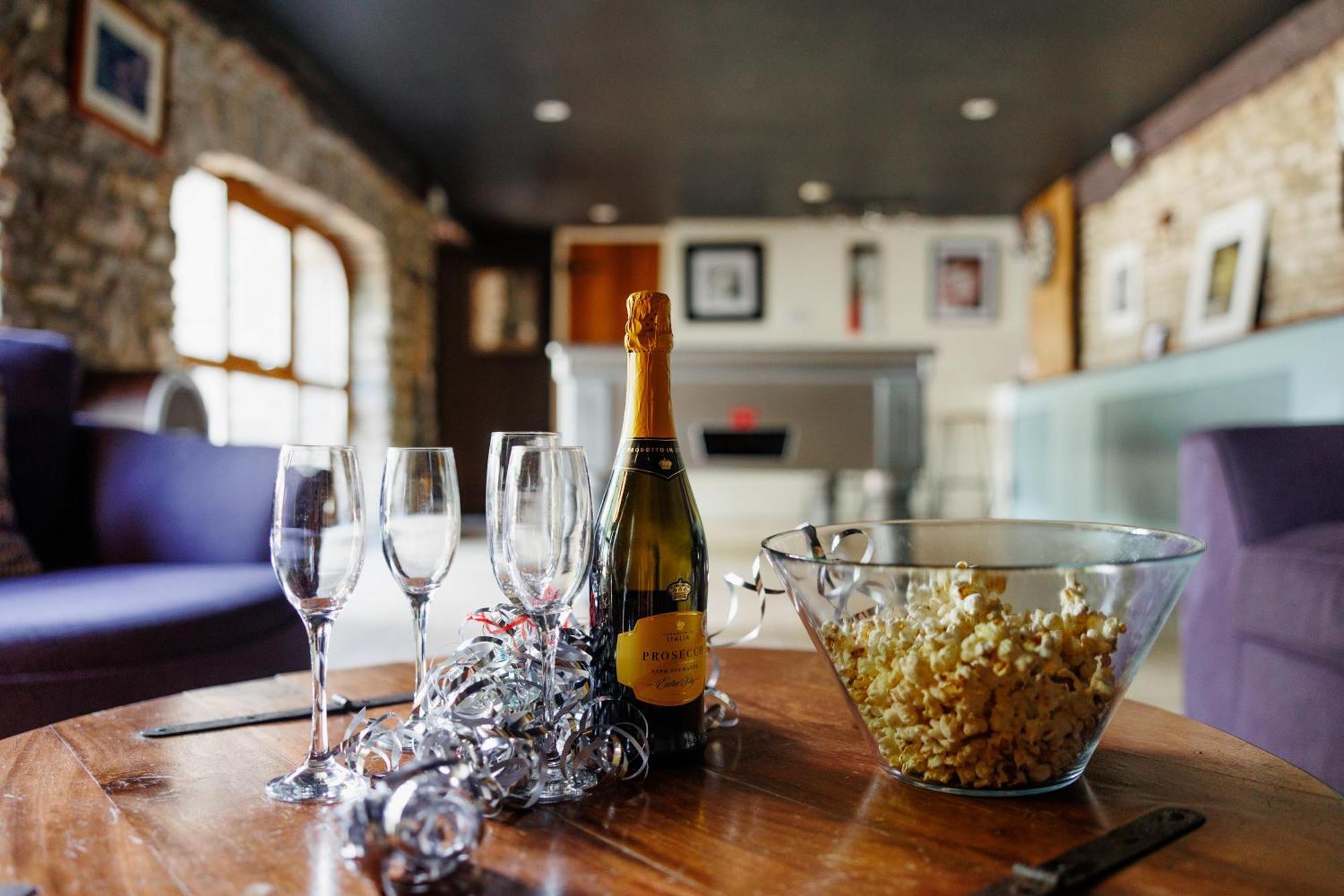 Villa The West Barn Near Bath, Sleeps 24 And 2 Hot Tubs à Bristol Extérieur photo