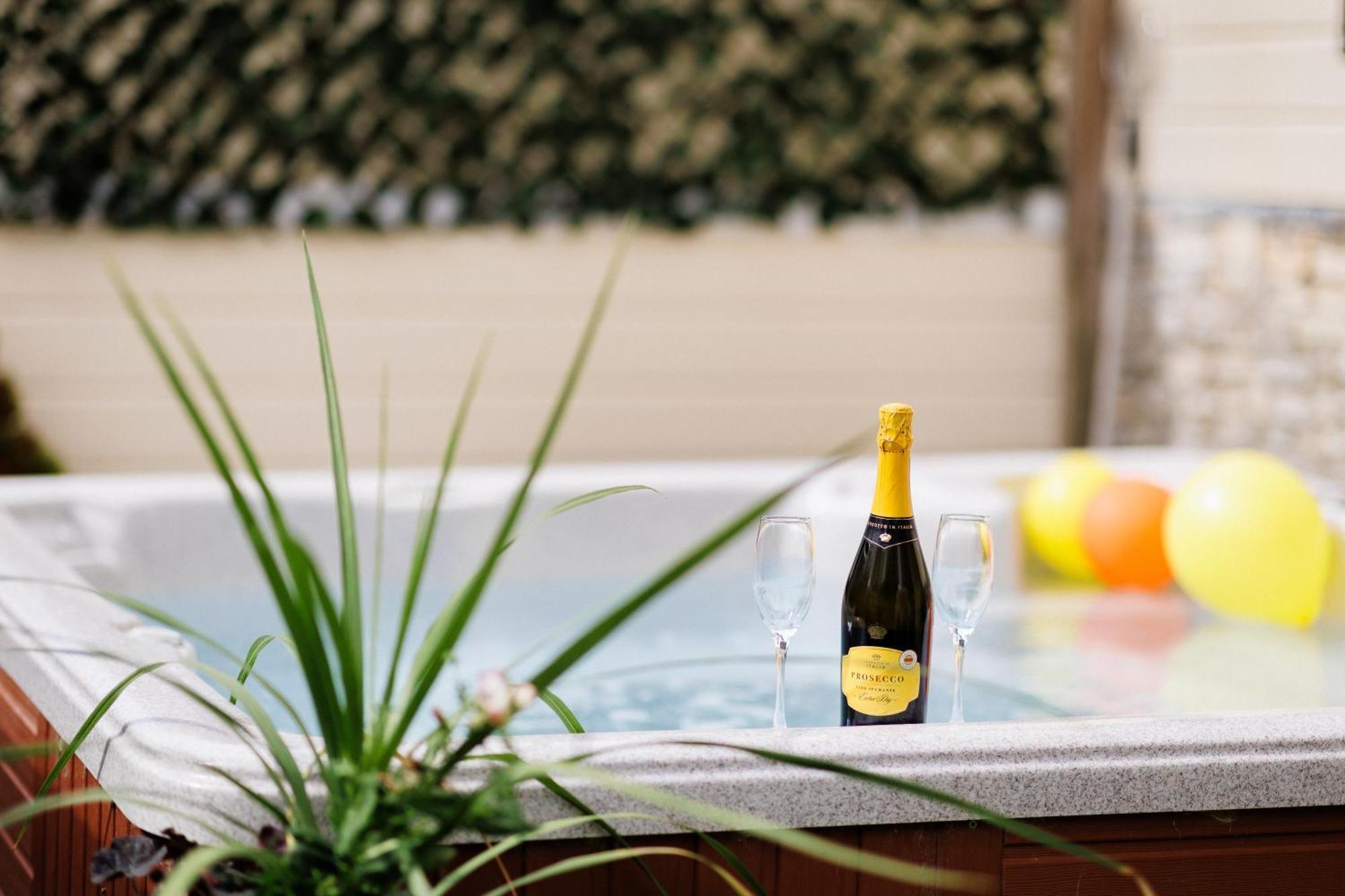 Villa The West Barn Near Bath, Sleeps 24 And 2 Hot Tubs à Bristol Extérieur photo