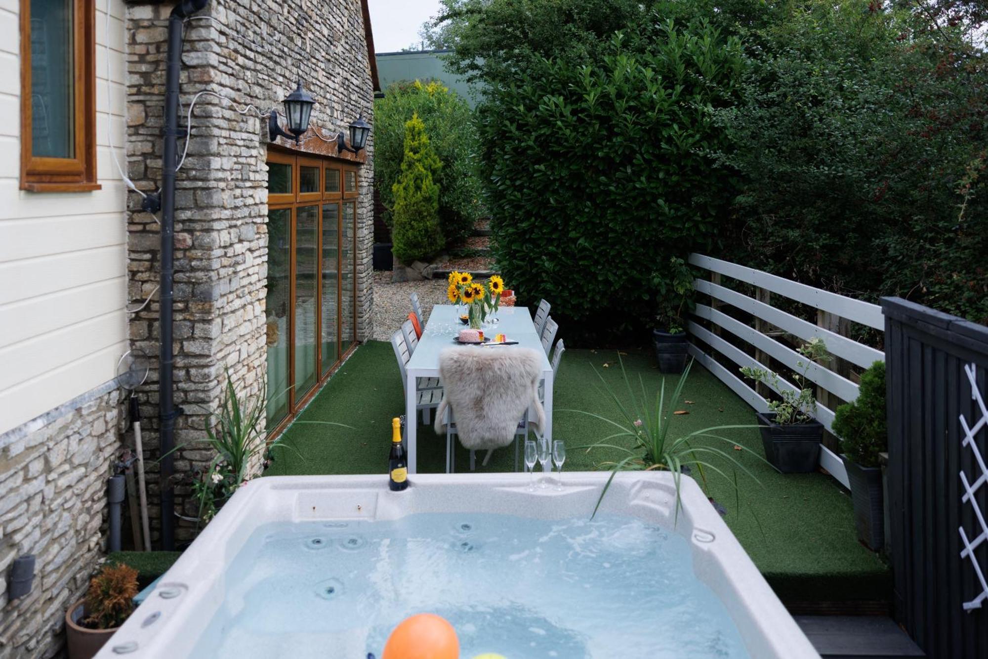 Villa The West Barn Near Bath, Sleeps 24 And 2 Hot Tubs à Bristol Extérieur photo
